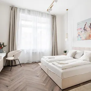 e13-boutique-apartments-best-location-by-bqa.inbudapesthotels.com/